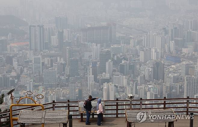 부산 황령산 전망대(서면방면)에서 바라본 도심이 뿌옇게 보인다. [연합뉴스 자료사진]