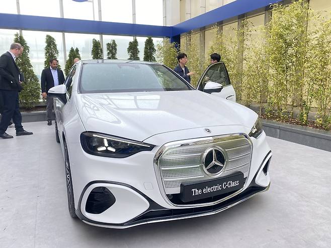 벤츠 디 올 뉴 일렉트릭 C클래스 전면부 [촬영 윤민혁]