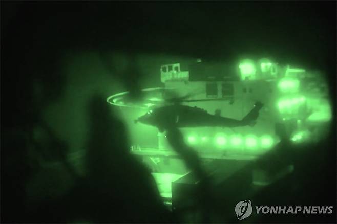 미군 중부사령부가 엑스(X·옛 트위터)에 공개한 투스카호 나포 당시의 모습 [AFP=연합뉴스. 재판매 및 DB 금지  RESTRICTED TO EDITORIAL USE - MANDATORY CREDIT "AFP PHOTO / US CENTRAL COMMAND PUBLIC AFFAIRS" - HANDOUT - NO MARKETING NO ADVERTISING CAMPAIGNS - DISTRIBUTED AS A SERVICE TO CLIENTS]