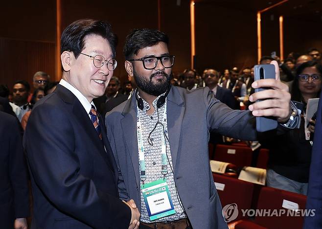 이재명 대통령, 한-인도 비즈니스 포럼 참석 (뉴델리=연합뉴스) 김도훈 기자 = 이재명 대통령이 20일(현지시간) 인도 뉴델리 바라트 만다팜 컨벤션센터에서 열린 한-인도 비즈니스포럼에서 인도측 참석자와 기념촬영을 하고 있다. 2026.4.20 superdoo82@yna.co.kr
