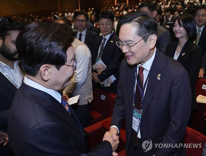 악수하는 이재명 대통령과 이재용 삼성전자 회장 (뉴델리=연합뉴스) 김도훈 기자 = 이재명 대통령이 20일(현지시간) 인도 뉴델리 바라트 만다팜 컨벤션센터에서 열린 한-인도 비즈니스포럼을 마친 후 퇴장하며 이재용 삼성전자 회장과 악수하고 있다. 2026.4.20 superdoo82@yna.co.kr