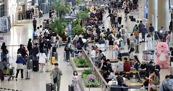 ▲&nbsp;인천국제공항과 지방공항 간 국내선 연결성을 높일 경우 글로벌 환승 접근성을 강화하고 지방공항 흑자전환 가능성도 높아진다. 여름철 성수기 인천국제공항 전경. /인천일보 DB