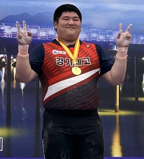 20일 경남 고성역도경기장에서 열린 제85회 문곡서상천배 역도경기대회서 3관왕을 달성한 경기체고의 이동훈이 기념사진을 찍고 있다. 사진=경기체육고등학교