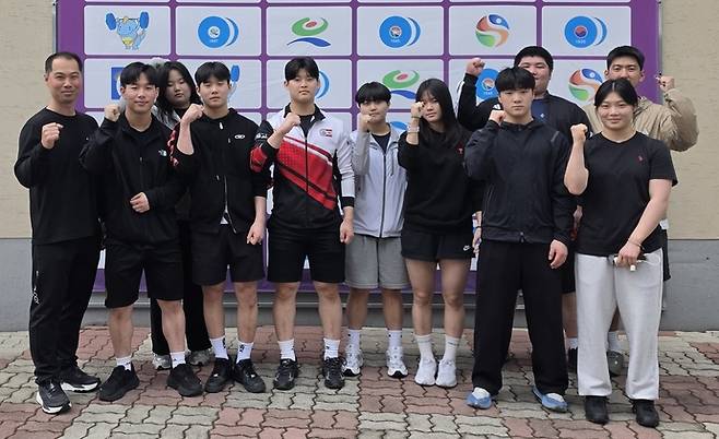 20일 경남 고성역도경기장에서 열린 제85회 문곡서상천배 역도경기대회에 출전한 경기체고 선수단이 기념사진을 찍고 있다. 사진=경기체육고등학교