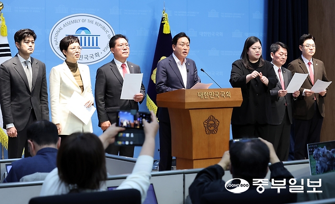 국민의힘 경기도 지역구 소속 김선교·김성원·김은혜·김용태·송석준·안철수 의원이 21일 오전 국회 소통관에서 기자회견을 열고 '경기도 자체 선거대책위원회' 발족 계획을 밝히고 있다. 노민규기자