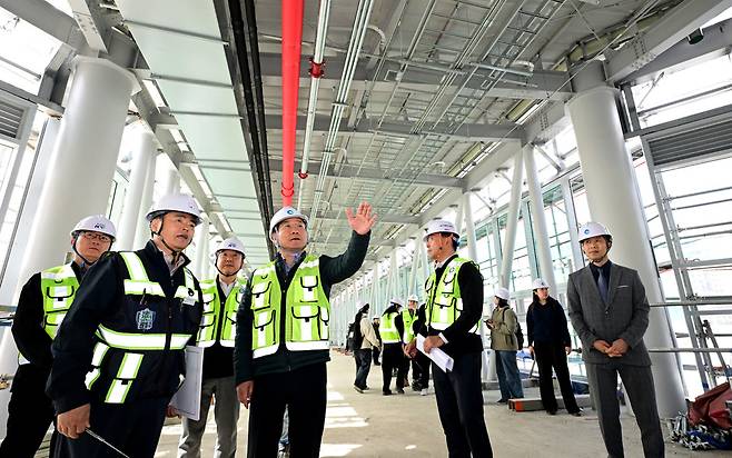 유정복 인천시장이 21일 인천발 KTX 직결사업 송도역사 증축공사 현장을 점검하고 있다. /인천시 제공