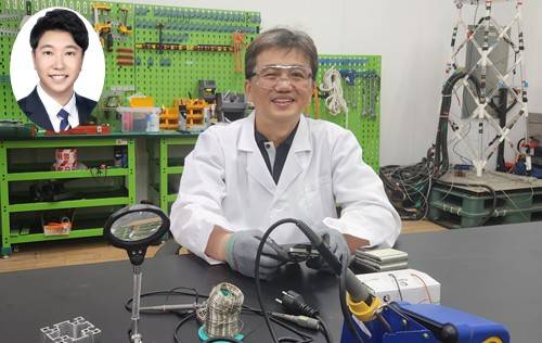 이필승 교수 (중앙), 배준한 석사 졸업생 (좌상)