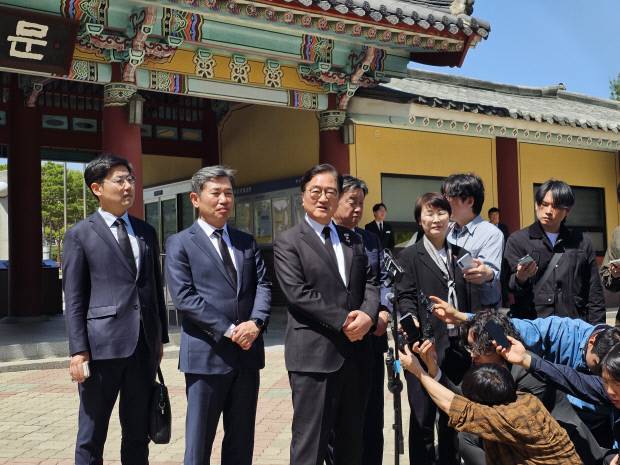 우원식 국회의장이 21일 광주시 북구 국립5·18민주묘지에서 5·18민주화운동 헌법 전문 수록과 관련해 언론과 질의응답을 하고 있다. /도선인 기자 sunin@kwangju.co.kr