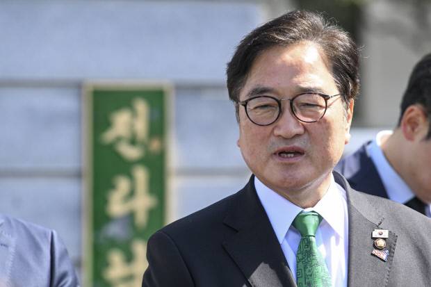 21일 광주를 방문한 우원식 국회의장이 동구 5·18 민주광장에 복원된 옛 전남도청 등을 둘러본 후 소회를 밝히고 있다.  /김진수 기자 jeans@kwangju.co.kr