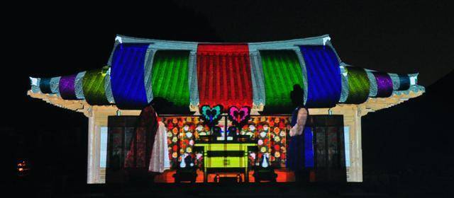 천만 관광객을 자랑하는 전주시가 ‘숙박률 10%’라는 저조한 성적표를 받아 들면서 야간 관광의 판을 새로 짜고 있다. 관광객이 가장 많이 몰리는 금·토요일을 집중 공략해 머물다 가는 관광지를 만든다는 목표다. /전북일보 자료사진