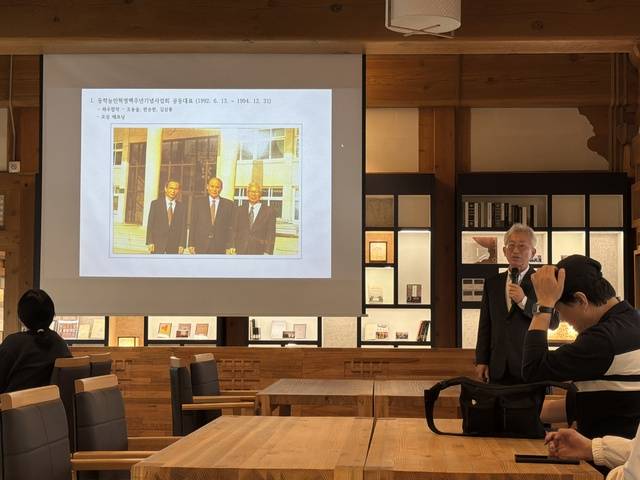 21일 이종민 전북대 명예교수가 전북대 내 ‘한승헌도서관’에서 ‘민주인권운동의 선구자 한승헌 선생’을 주제로 특별 강연을 진행하고 있다./사진=독자