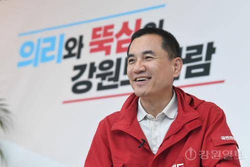 ◇국민의힘 김진태 강원지사 예비후보가 20일 춘천시 온의동 선거캠프에서 본보 정치부 윤종현 기자와 인터뷰를 갖고 있다. 박승선기자