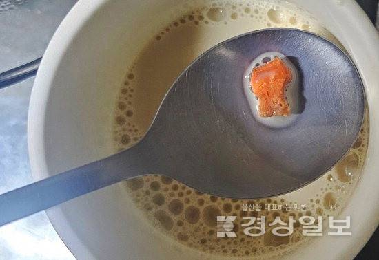 ▲ 지난 17일 구입한 한 두유 제품에서 발견된 이물질. 독자제공