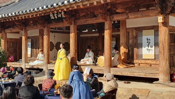 밀양시는 4월 1일 시작한 '반하다 밀양 반값여행' 상품에 지금까지 4000명 이상의 이용자가 참여했다고 밝혔다. 사진은 밀양시 관광 프로그램 /밀양시