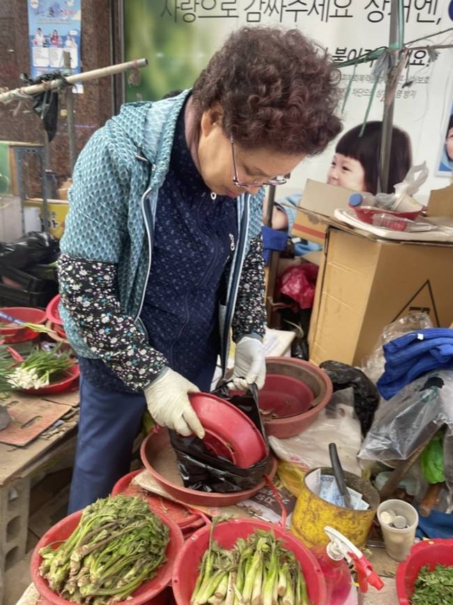 21일 마산 어시장 상인이 비닐봉투에 채소를 담고 있다. 이 상인은 가장 작은 검정 비닐봉투 한 묶음 가격이 600원에서 800원으로 올랐다고 말했다. /이미지 기자