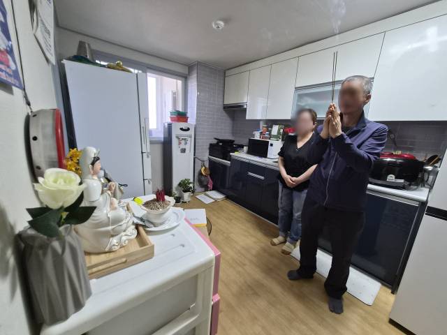 누군가 쓰다 버린 가구들로 채워져 다소 어수선한 거실 탁자 위에 억울하게 빼앗긴 재산을 되찾기 위한 소송 서류들이 어지럽게 흩어져 있다. 한편에는 베트남 출신 아내가 매일 향초를 피우며 기도를 올리는 작은 제단이 놓여 있다. 피붙이의 배신과 병마, 가난이라는 가혹한 운명 앞에서도 삶의 끈을 놓지 않으려는 가족의 절박한 심정이 묻어난다. 배형욱 기자