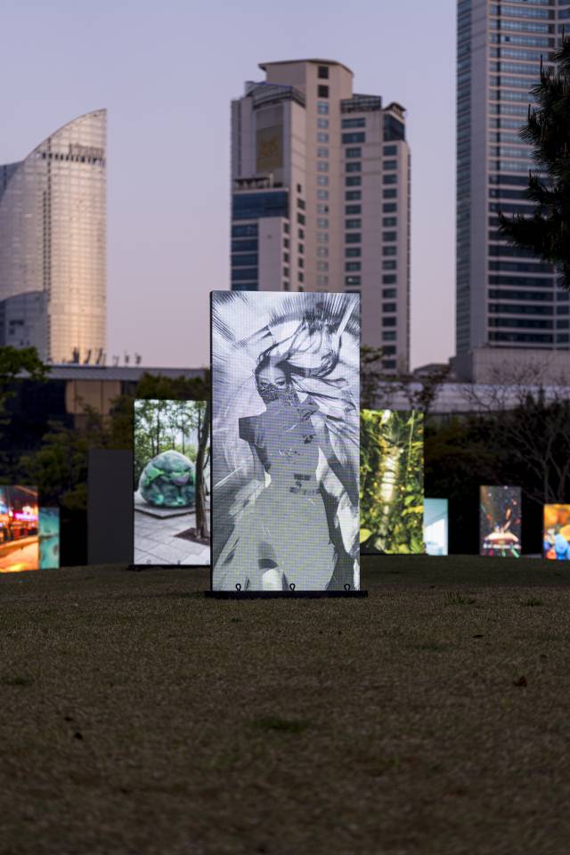 지난해 부산시립미술관 야외 조각공원에서 열린 '루프 랩 부산' 전시 '디지털 서브컬처: 모두가 창조자' 전시 전경. 부산시립미술관 제공