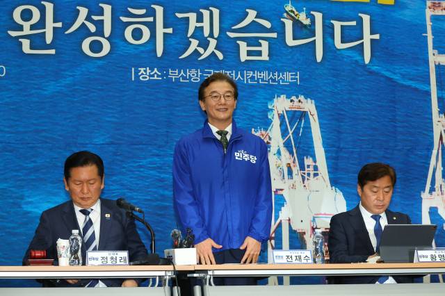 부산시장 후보로 선출된 더불어민주당 전재수 의원이 15일 오전 부산 동구 부산항국제전시컨벤션센터에서 열린 부산 현장 최고위원회에서 인사하고 있다. 연합뉴스