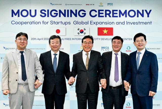 BNK금융그룹은 20일 제주에서 제주국제자유도시개발센터(JDC), 일본 키라보시금융그룹, 베트남 탄롱그룹과 ‘스타트업 해외사업 진출 지원을 위한 업무협약’을 체결했다고 21일 밝혔다. 메가플랜 유철원 대표, 키라보시금융 와타나베 히사노부 사장, JDC 송석언 이사장, 탄롱그룹 쯔엉시바 회장, BNK금융그룹 빈대인 회장(사진 왼쪽부터). BNK금융그룹 제공-