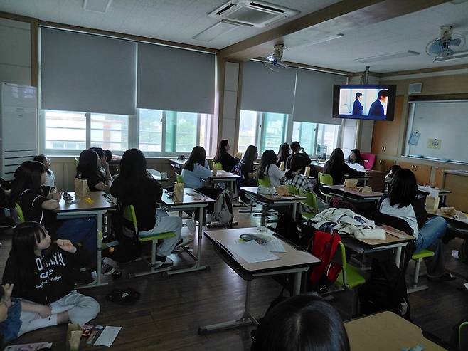 ▲ 경북 의성군 의성여자중학교 학생들이 교실에서 장애 인식 개선 드라마를 시청하며 수업에 집중하고 있다. 의성교육청 제공