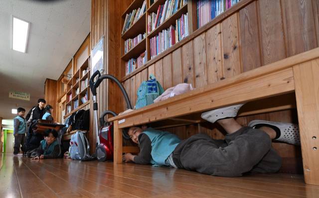 복도에서 술래잡기하는 학생들./성승건 기자/