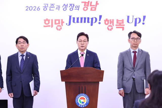 박완수 경남도지사가 21일 경남도청 프레스센터에서 '경남도민 생활지원금' 지급 계획 브리핑을 하고 있다./경남도/