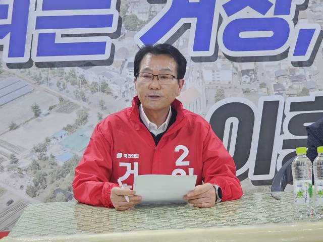 이홍기 국민의힘 거창군수 예비후보가 21일 선거사무실에서 도당 공관위의 결정을 규탄하는 기자회견을 하고 있다./이상규 기자/