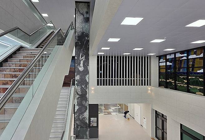 리뉴얼한 목포대 박물관 로비에 영구설치된 박소빈 작가의 15m 크기의 ‘새로운 신화창조를 위하여’.