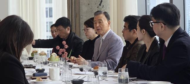 홍문표 한국농수산식품유통공사(aT) 사장이 20일(현지시간) 맨해튼에서 뉴욕특파원들과 간담회를 갖고 휴스턴 지사 개소와 K-푸드 수출 전략에 대해 발언하고 있다. / 사진=aT 제공