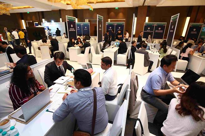 코트라가 21일 인도 뉴델리 더오베로이 호텔에서 ‘한-인도 비즈니스 파트너십’을 개최했다. 이재명 대통령의 인도 국빈 방문에 맞춰 열린 이번 행사에는 우리 중소·중견기업 47개사가 참가했다. 우리 기업과 인도 바이어가 비즈니스 상담을 하고 있다.(사진=코트라)