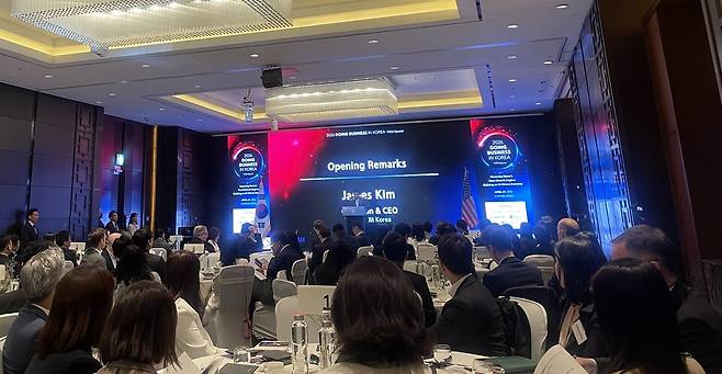 제임스 김 주한미국상공회의소(암참) 회장은 21일 한국의 규제 환경과 인공지능(AI) 정책 방향을 진단하는 자리에서&nbsp;"AI와 첨단 산업은 향후 성장을 이끌 핵심 동력으로&nbsp;글로벌 기준에 부합하는 규제 정비와 정책 예측 가능성 제고가 경쟁력 있는 투자 환경 조성의 핵심이다."고 말했다./박정현 기자