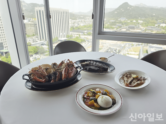 서울 종로구 KT광화문빌딩 웨스트(West) 15층에 위치한 그릴 다이닝 '파블로 그릴 앤 바' 메뉴와 바깥 전경. [사진=신현숙 기자]