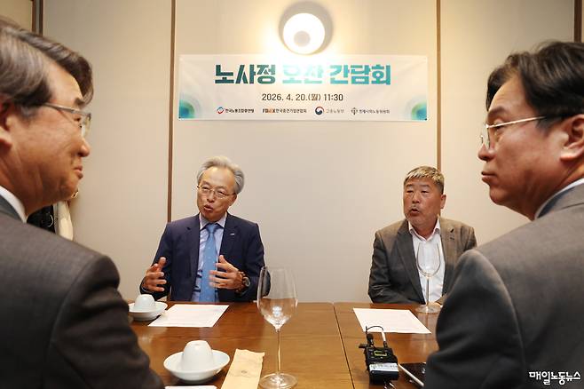 ▲ 경제사회노동위원회가 20일 오전 서울 광화문 인근에서 노사정 오찬 간담회를 열었다. 사진 왼쪽부터 김지형 경제사회노동위원회 위원장, 최진식 한국중견기업연합회 회장, 김동명 한국노총 위원장, 김영훈 고용노동부 장관.