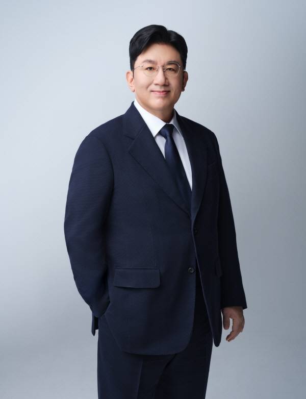 방시혁 하이브 의장에 대한 구속영장 신청 소식이 전해지며 하이브 주가가 2%대 하락했다. 두 달 전 40만원대 고점에서 39% 급락한 가운데, 증권가도 잇따라 목표주가를 하향 조정하며 투자 심리가 크게 위축됐다. 하이브 제공
