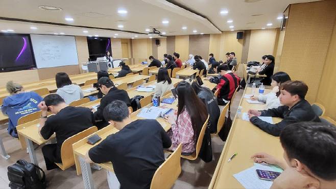 [사진=한성대 부동산대학원] 2026학년도 1학기 '부동산경제론' 수업에서 한 학생이 발표를 하고 있고, 다른 학생들은 이를 경청하고 있다.