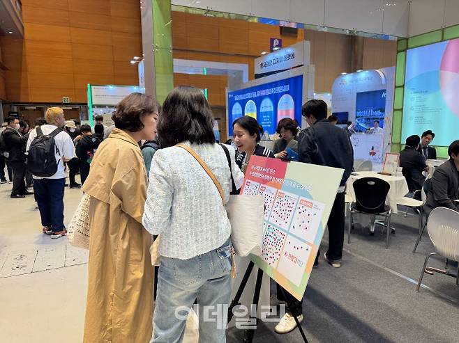 지난해 열린 올댓트래블 여행박람회 현장에서 관람객들이 한국방문의해위원회 K관광 협력팀 부스를 방문해 상담을 받고 있다.(사진=한국방문의해위원회)