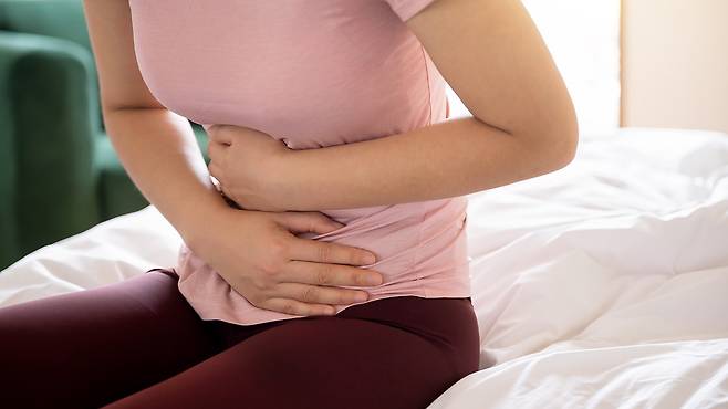 생리통의 원인은 프로스타글란딘 증가로 비스테로이드성 소염진통제가 표준치료로 사용된다|출처: 클립아트코리아