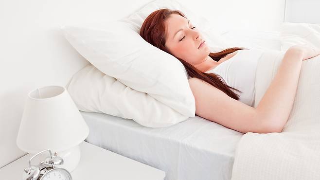 높은 베개 사용으로 인해 목이 꺾이는 자세는 경정맥을 압박한다｜출처: 클립아트코리아