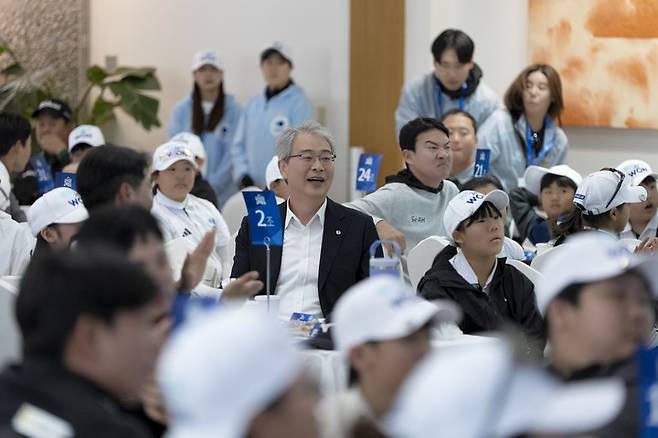 임종률 우리금융그룹 회장이 21일 열린 우리금융 드림라운드에 참가한 초등학생들과 시상식에서 즐거운 시간을 보내고 있다.