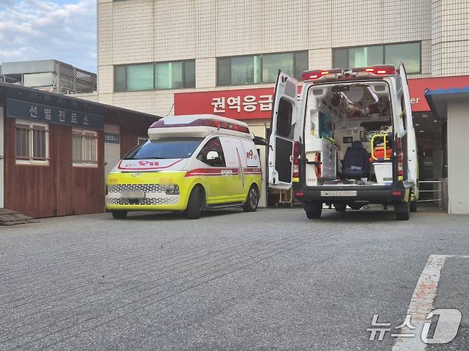 지난 17일 권역응급의료센터인 강릉아산병원 응급실 입구에 119 구급차가 환자 이송을 위해 들어서 있다. 뉴스1 윤왕근 기자