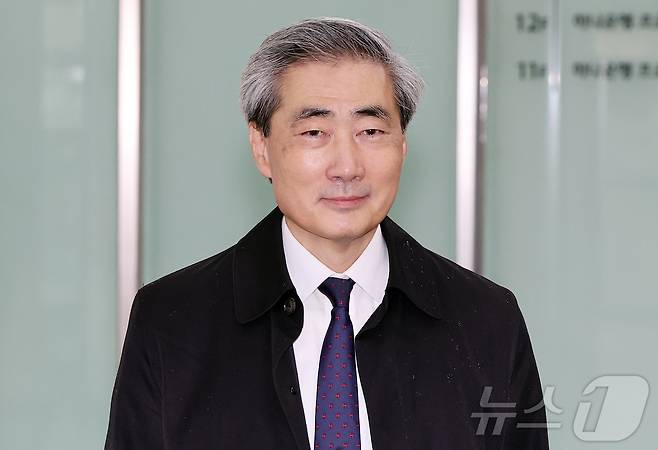 신현송 한국은행 총재 후보자가 9일 오전 서울시 중구 한화금융플라자에 마련된 청문회 준비 사무실로 출근하고 있다. 2026.4.9 ⓒ 뉴스1 김진환 기자