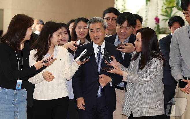 신현송 한국은행 총재가 21일 오전 서울 중구 한국은행 본관으로 첫 출근을 하며 취재진 질문을 받고 있다. 2026.4.21 ⓒ 뉴스1 이종수 인턴기자
