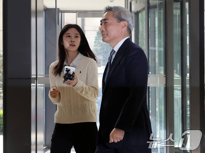 신현송 신임 한국은행 총재가 21일 오전 서울 중구 한국은행으로 첫 출근을 하고 있다. 2026.4.21 ⓒ 뉴스1 황기선 기자