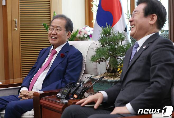 2023년 5월 10일 당시 이재명 더불어민주당 대표가대구시청 산격청사 접견실에서 홍준표 대구시장과 환담을 나누고 있는 모습. 2023.5.10 ⓒ 뉴스1 공정식 기자