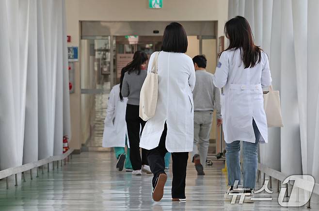 서울의 한 대학병원에서 의료진이 이동하고 있다.  ⓒ 뉴스1 장수영 기자