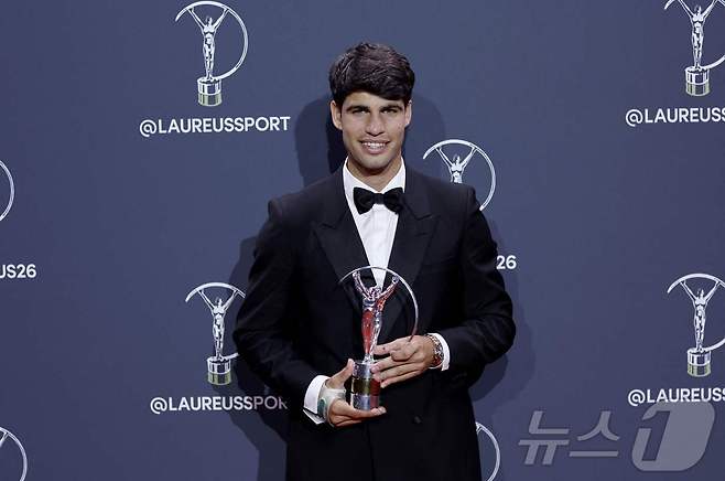 라우레우스 월드 스포츠 어워드에서 올해의 남자 스포츠상을 받은 카를로스 알카라스 ⓒ AFP=뉴스1