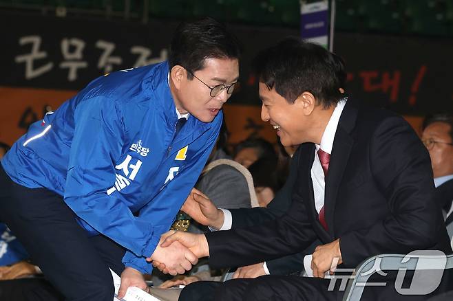 오세훈 서울시장과 정원오 더불어민주당 서울시장 후보가 지난달 19일 오전 서울 잠실학생체육관에서 열린 2026 서울시 환경공무관 한마음축제에 참석해 인사나누고 있다. 2026.3.19 ⓒ 뉴스1 이광호 기자