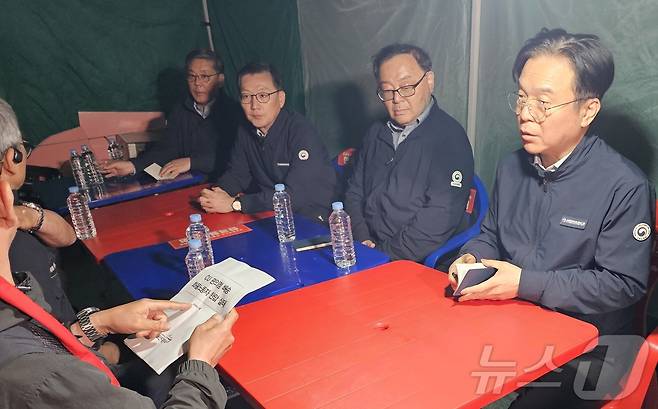 김영훈 고용노동부 장관이 20일 진주시 정촌면 CU 진주물류센터 앞 화물연대 집회 현장을 방문했다. 2026.4.20 ⓒ 뉴스1 한송학 기자