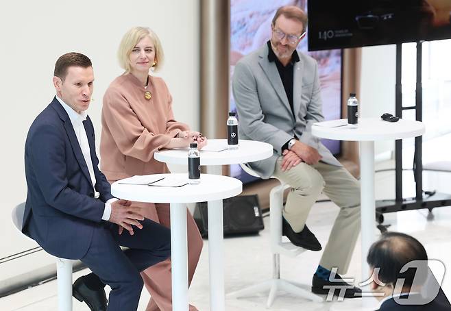 마티아스 바이틀 메르세데스-벤츠 코리아 대표이사(왼쪽)가 21일 오후 서울 강남구 마이바흐 브랜드센터에서 열린 메르세데스-벤츠의 세계 최초 자동차 특허 출원 140주년 기념 '140 주년·140 도시' 행사에서 인사말을 하고 있다. 가운데는 크리스티나 셴크 벤츠 AG 디지털·커뮤니케이션·IR 총괄 부사장 2026.4.21 ⓒ 뉴스1 오대일 기자