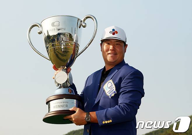 우리금융챔피언십에서 세 번째 우승에 도전하는 임성재. 사진은 2023년 우승 당시 모습. (KPGA 제공)